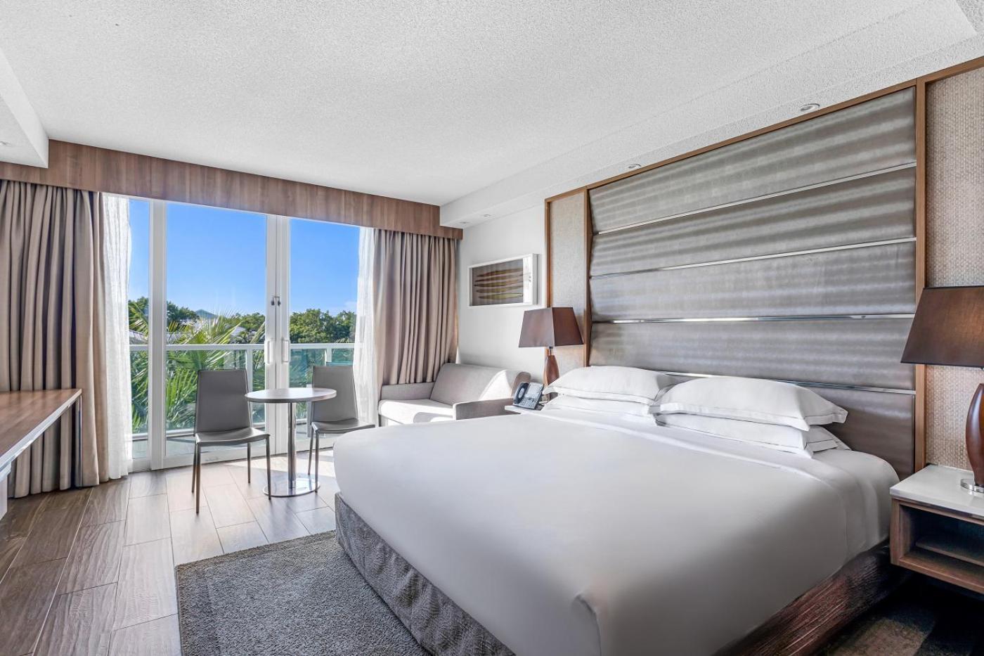 World Bimini 4*